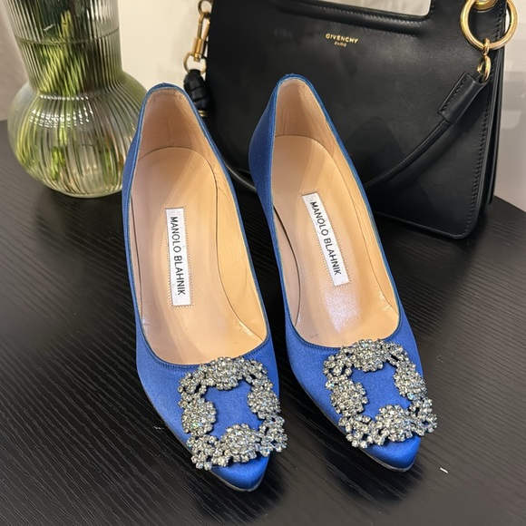 Manolo Blahnik Satin Blue Crystal Buckle Hangisi Pumps